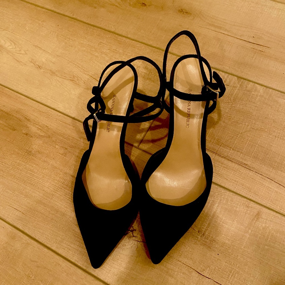 Banana Republic black suede pumps